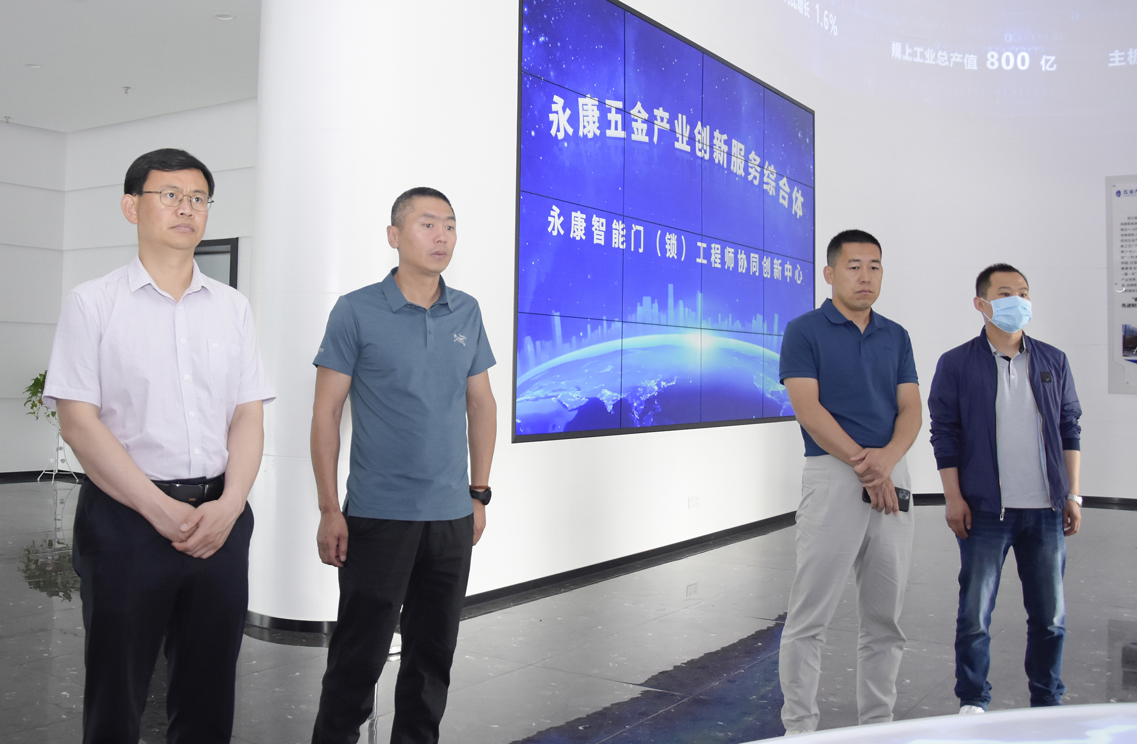 新疆建设兵团第十二师头屯河农场党委常委、副政委徐建军带队一行6人来永康五金产业创新服务综合体考察